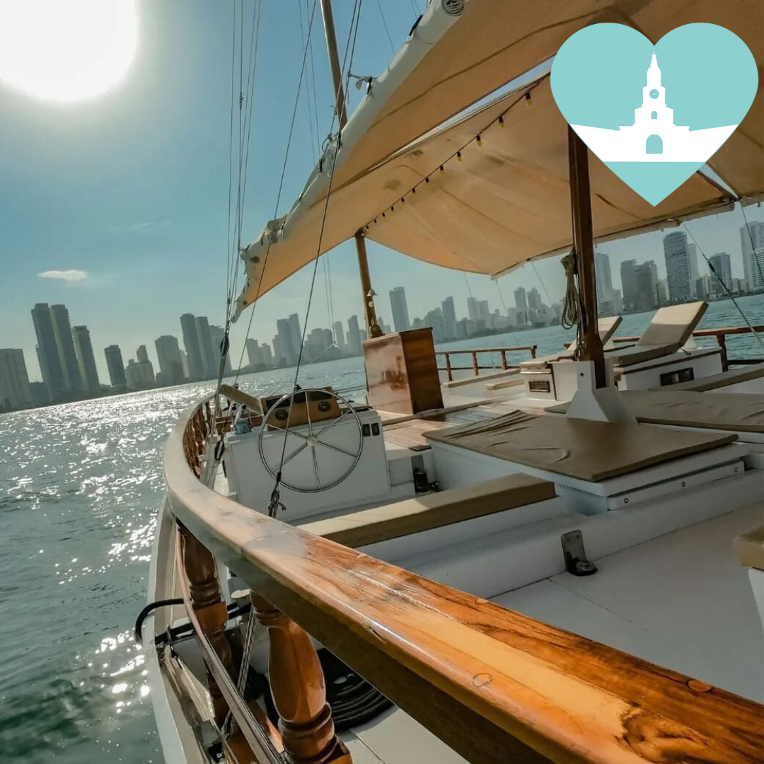 Celebra a lo Grande en el Catamarán Party Cartagena de 50 pies / Celebrate Big on the 50-Foot Catamaran Party Cartagena