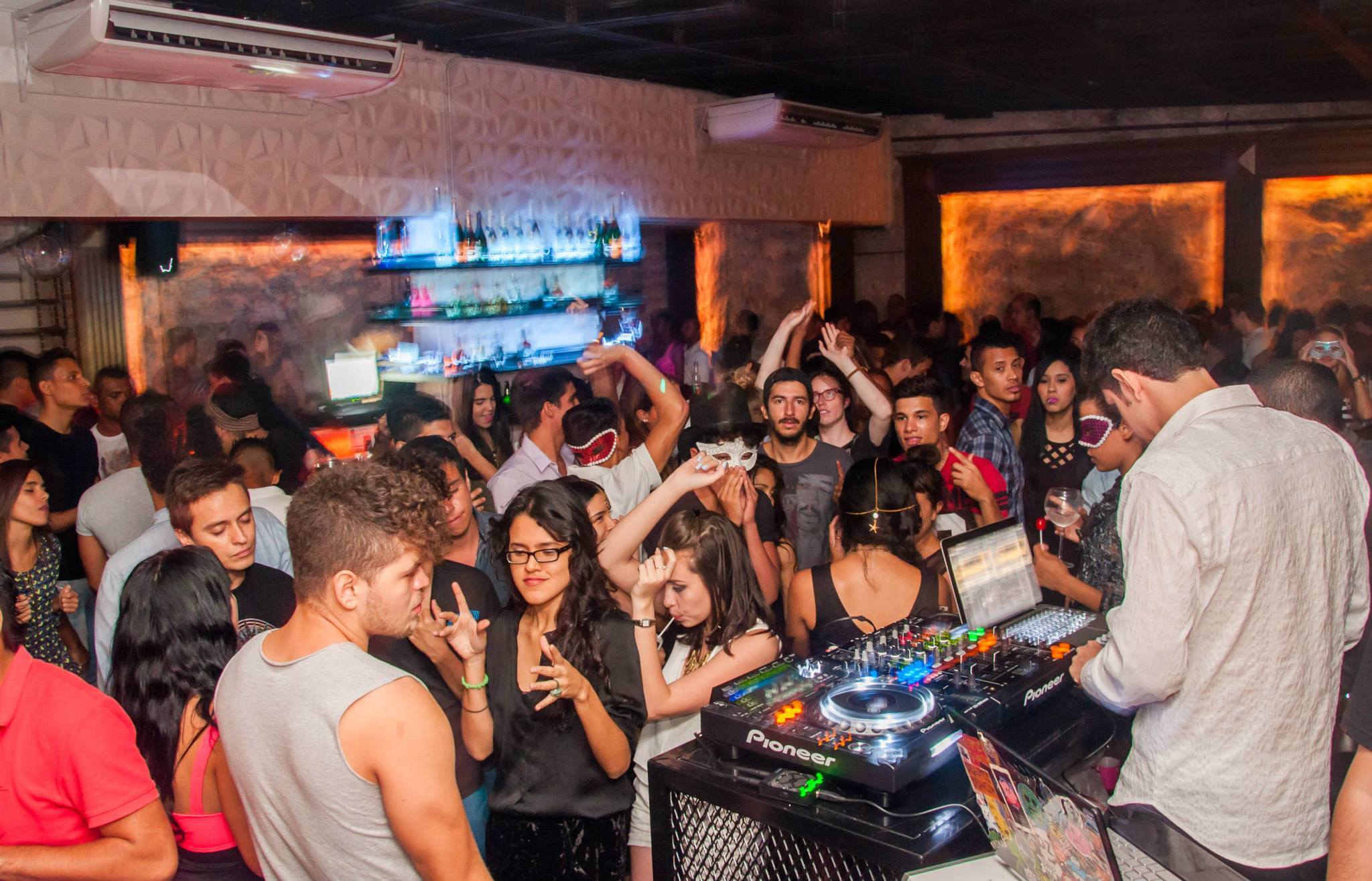 Pub Crawl Caribeño en Cartagena: Descubre la Mejor Vida Nocturna con Nosotros / Discover Cartagena’s Nightlife with Our Caribbean Pub Crawl