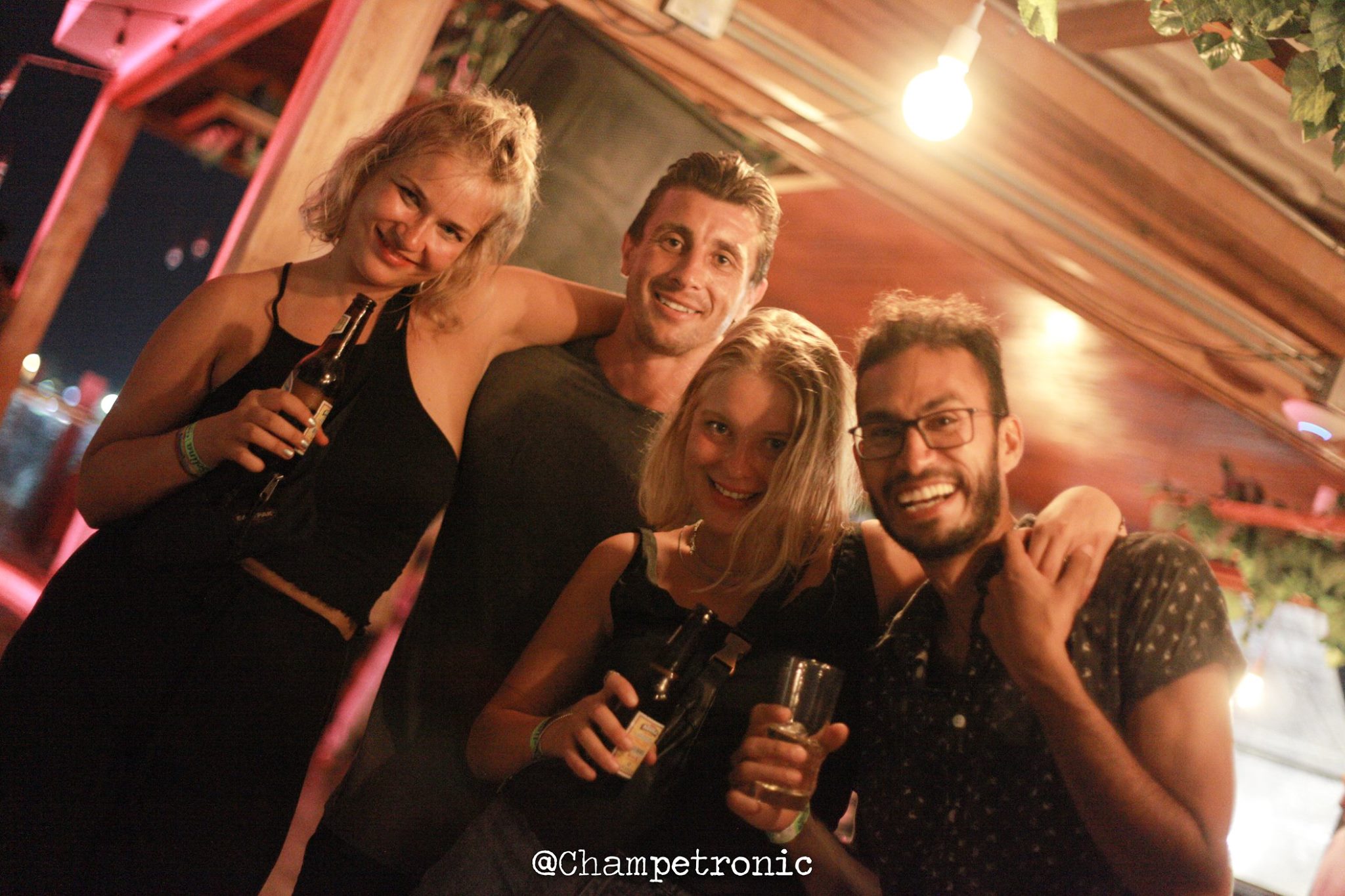 Pub Crawl Caribeño en Cartagena: Descubre la Mejor Vida Nocturna con Nosotros / Discover Cartagena’s Nightlife with Our Caribbean Pub Crawl