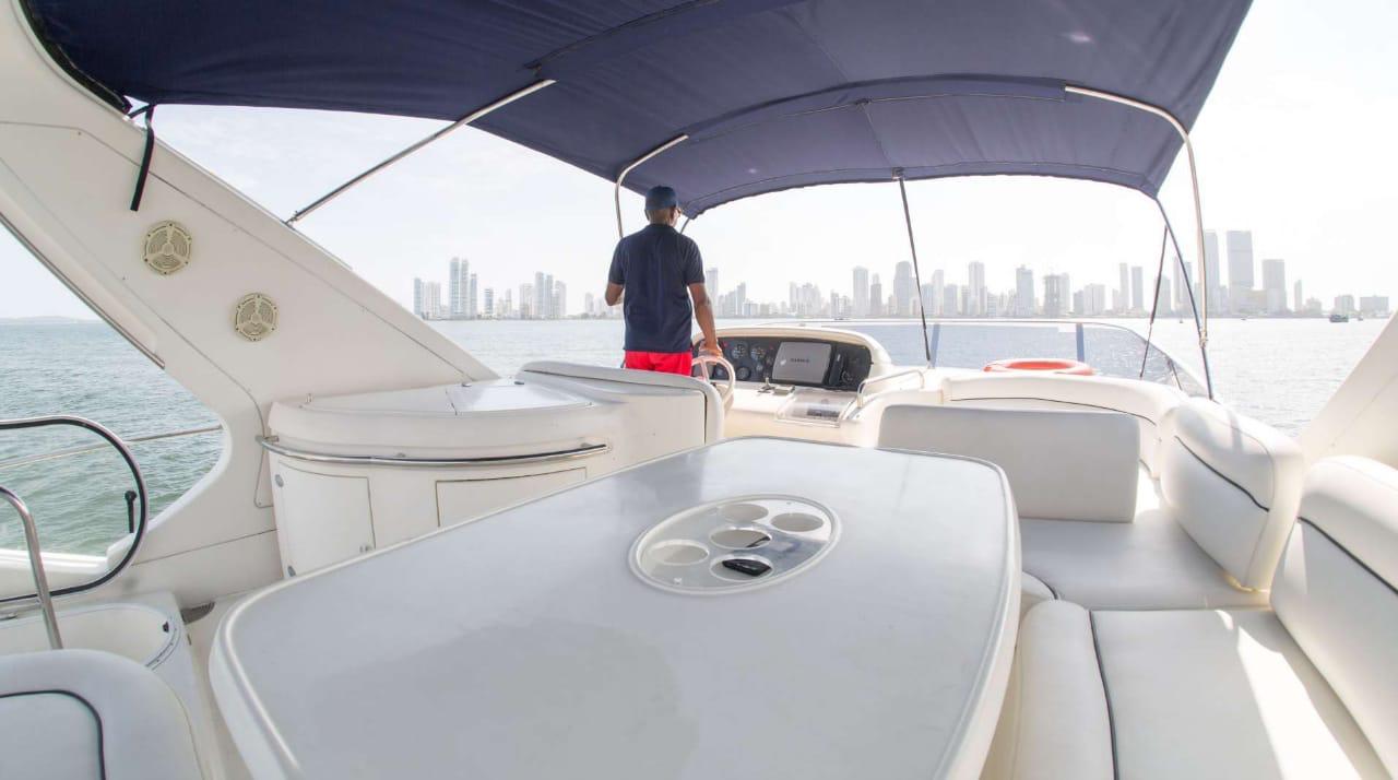 Yate Azimut 62 Pies en Cartagena: Un Lujo Inigualable para tu Experiencia en el Caribe / Azimut 62 Feet Yacht in Cartagena: Unmatched Luxury for Your Caribbean Experience