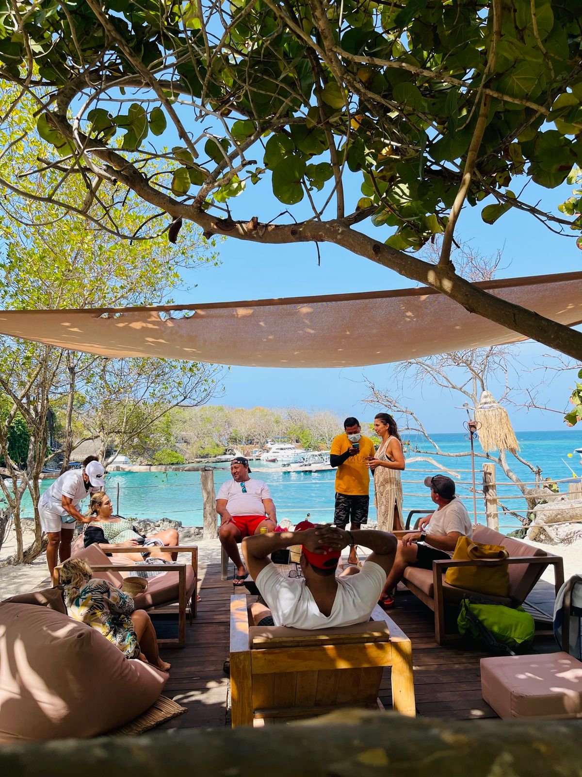 PA’UE Beach Lounge – Pasadía Exclusivo en Islas del Rosario, Cartagena- Colombia