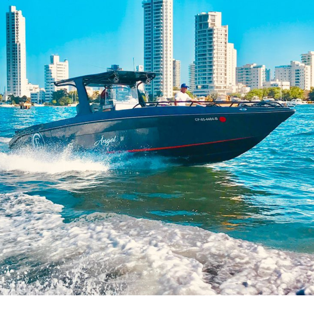 Lancha de lujo de 39 pies: La mejor opción en Cartagena para tu aventura en el mar / Luxury 39-Foot Yacht: The Best Option in Cartagena for Your Adventure at Sea with Comfort and Style