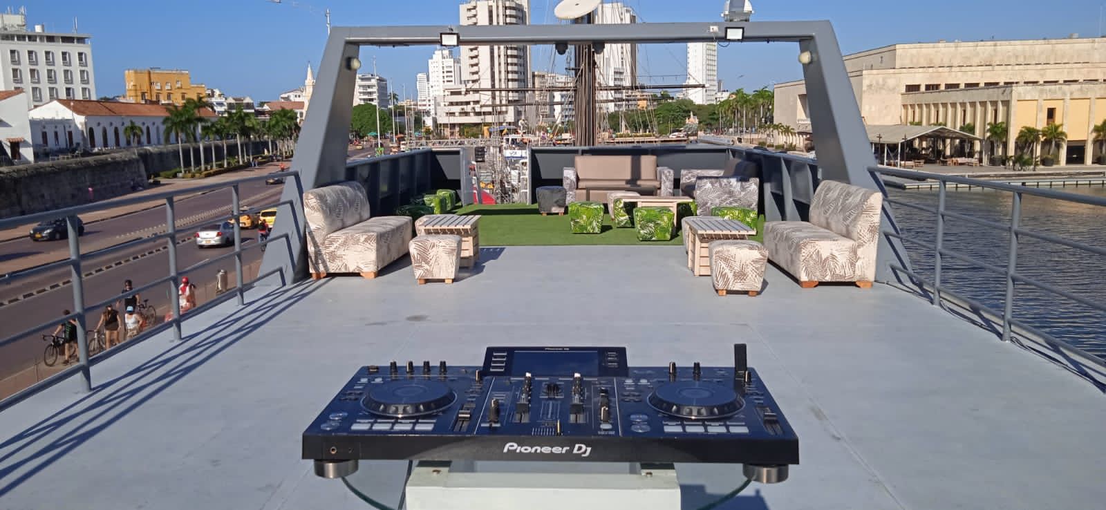 Mega Yate en Cartagena: Eventos inolvidables en el corazón de la ciudad /Mega Yate in Cartagena: Unforgettable Events in the Heart of the City