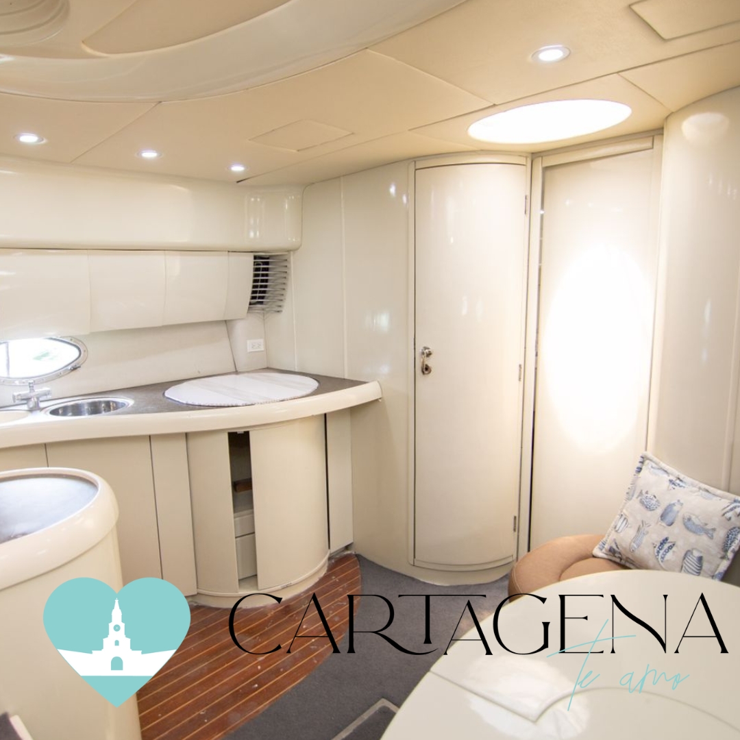 Experiencing the ultimate adventure in Cartagena with our amazing 43-foot Yacht for 12 people/Experimenta la aventura definitiva en Cartagena con nuestro increíble Yate de 43 pies para 12 personas