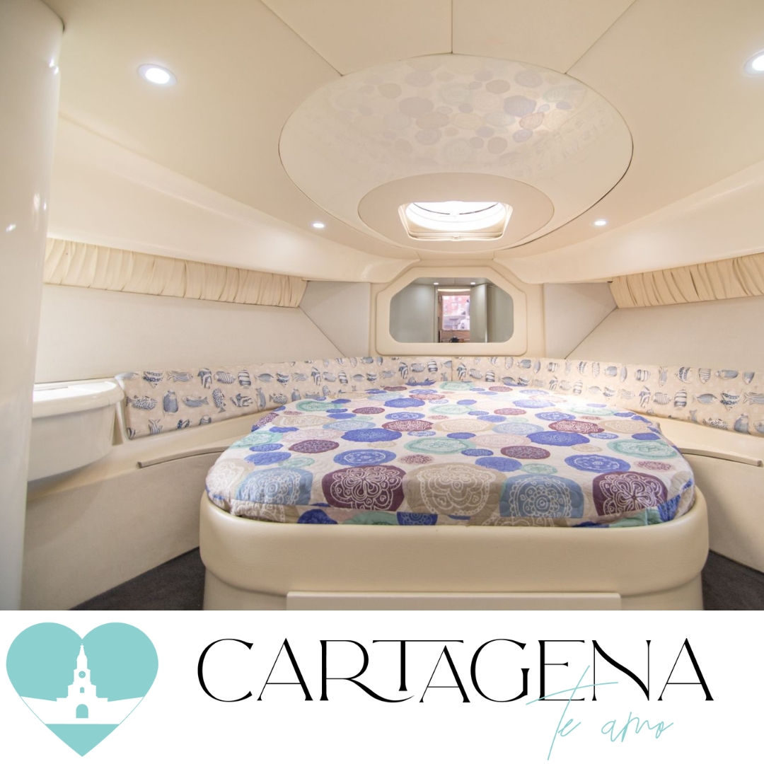 Experiencing the ultimate adventure in Cartagena with our amazing 43-foot Yacht for 12 people/Experimenta la aventura definitiva en Cartagena con nuestro increíble Yate de 43 pies para 12 personas