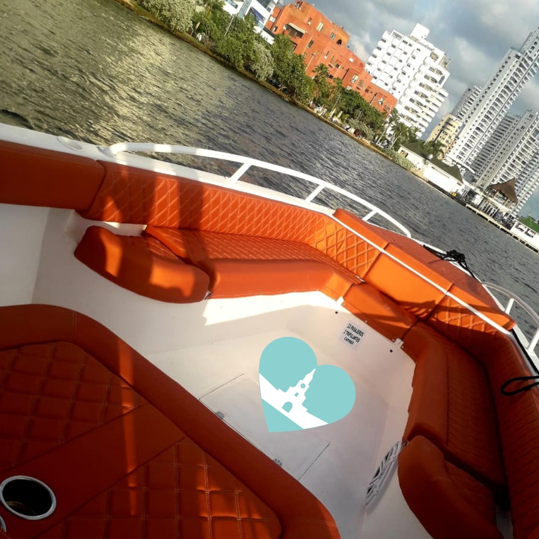 Descubre la Aventura Acuática a Bordo del Lujoso Barco Cartagena: 42 Pies de Diversión con Capacidad para 23 Personas y Baño a Bordo /Discover the Aquatic Adventure on board the Luxurious Cartagena Boat: 42 Feet of Fun with Capacity for 23 People and Bathroom Onboard