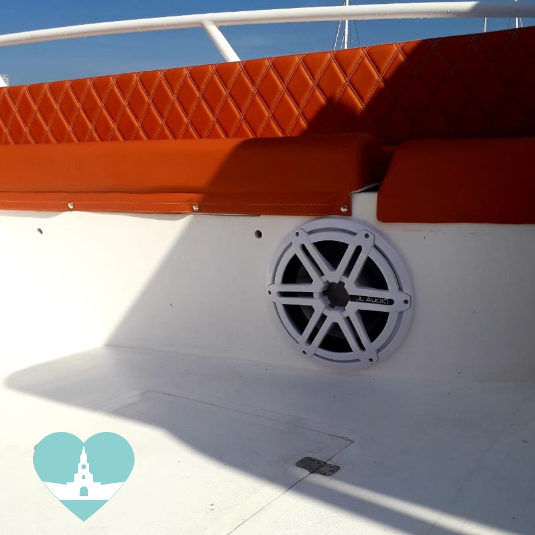 Descubre la Aventura Acuática a Bordo del Lujoso Barco Cartagena: 42 Pies de Diversión con Capacidad para 23 Personas y Baño a Bordo /Discover the Aquatic Adventure on board the Luxurious Cartagena Boat: 42 Feet of Fun with Capacity for 23 People and Bathroom Onboard