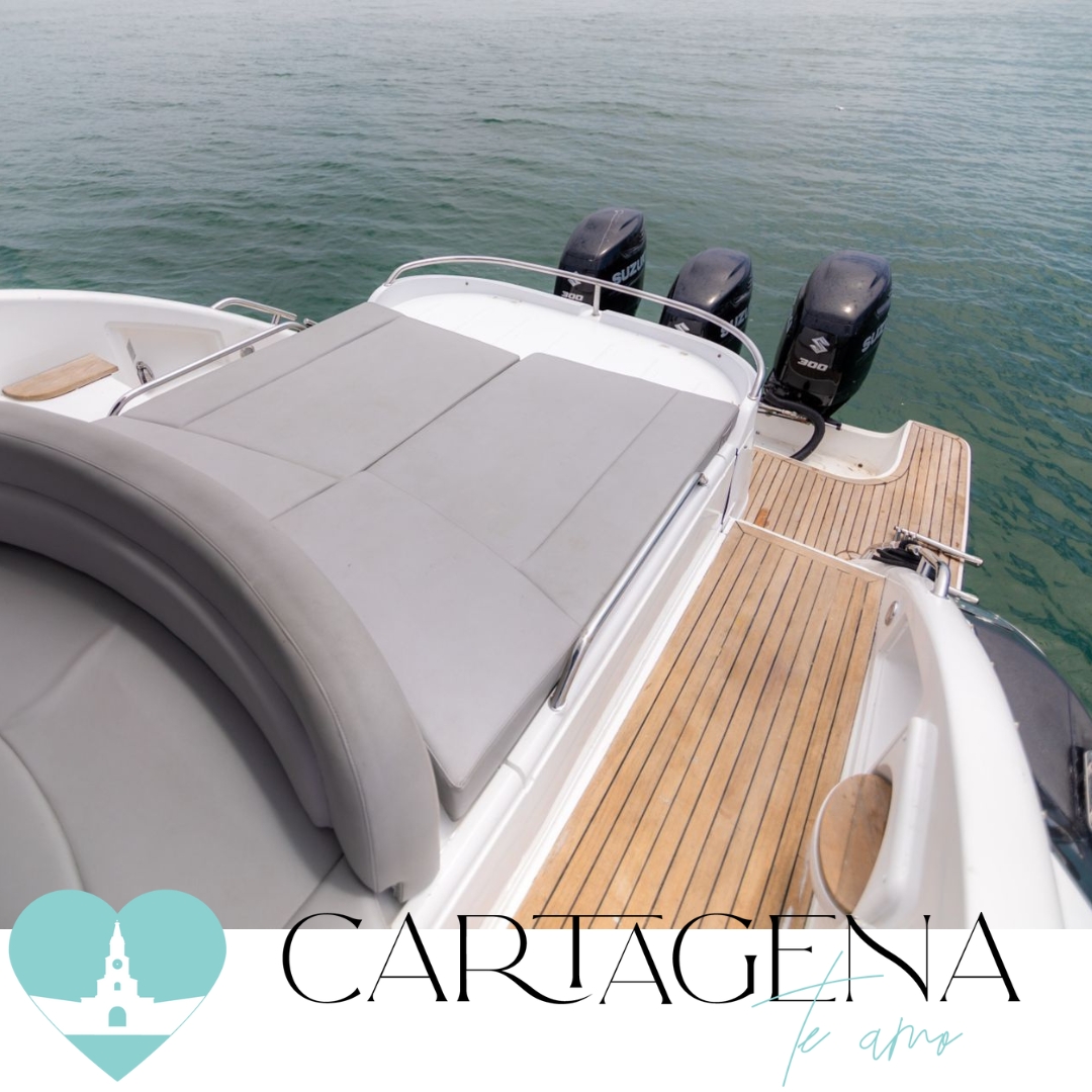 Experiencing the ultimate adventure in Cartagena with our amazing 43-foot Yacht for 12 people/Experimenta la aventura definitiva en Cartagena con nuestro increíble Yate de 43 pies para 12 personas
