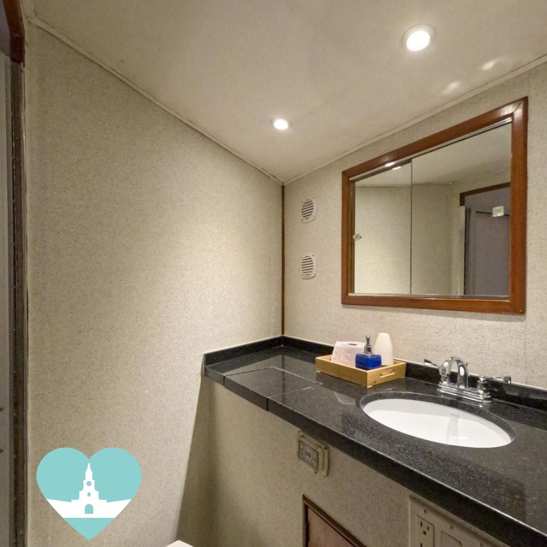 Luxury Yacht for Private Events in Cartagena 61 FT / Yate de Lujo para Eventos Privados en Cartagena