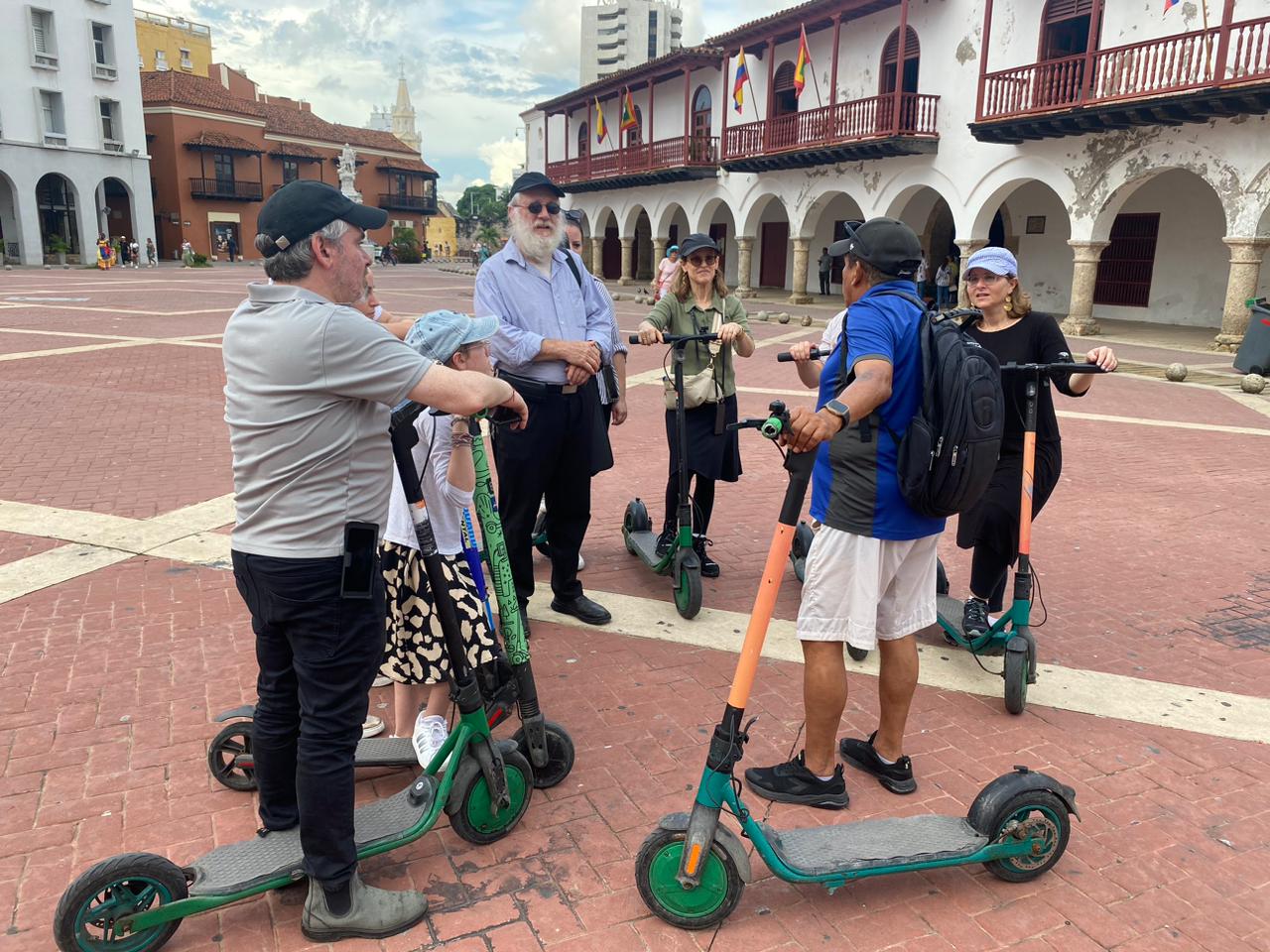 Explora Cartagena en Scooter Eléctrico: City Tours Culturales / Explore Cartagena on an Electric Scooter: Cultural City Tours