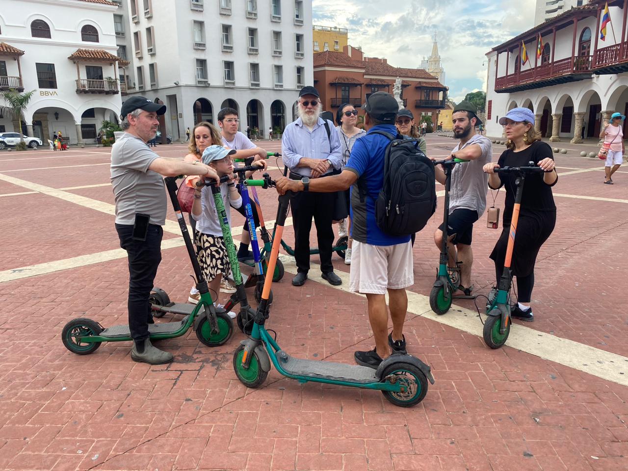 Explora Cartagena en Scooter Eléctrico: City Tours Culturales / Explore Cartagena on an Electric Scooter: Cultural City Tours