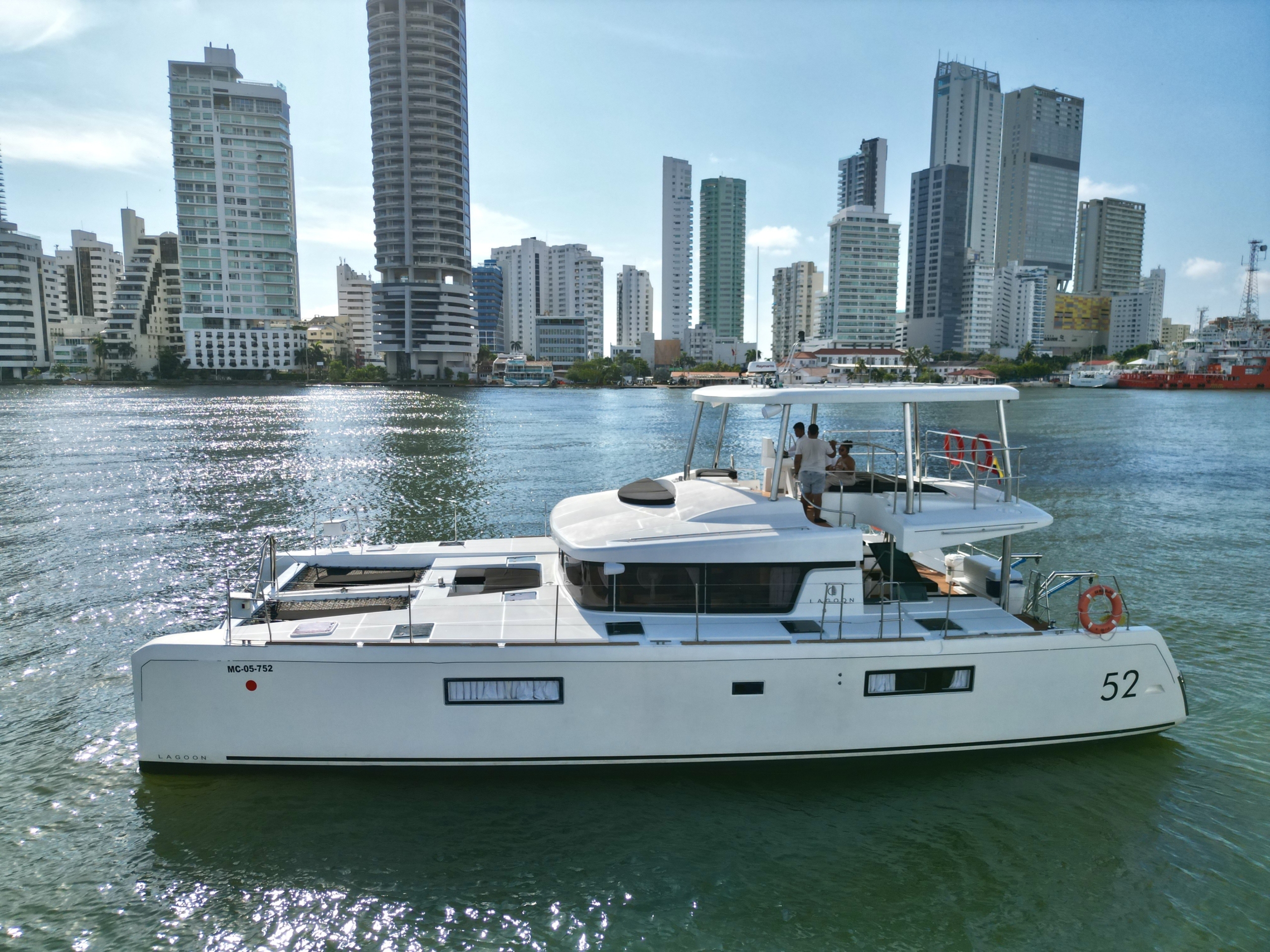 Alquiler de Catamaran Lagoon 52 ft en Cartagena: Descubre el Paraíso en el Mar Caribe / Catamaran Lagoon 52 ft Charter in Cartagena: Discover Paradise in the Caribbean Sea