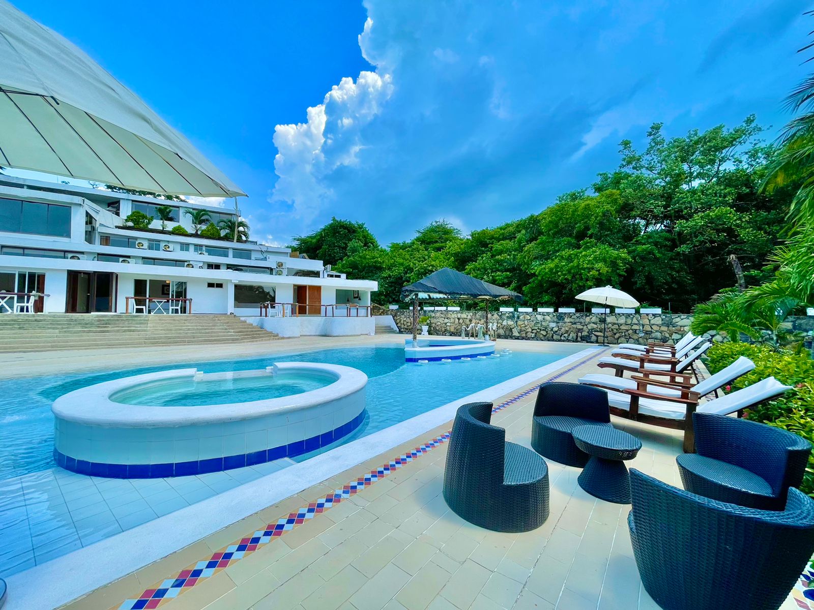 Coastal Bliss: Discover Unmatched Luxury at Our Exclusive Beach Residence Cartagena Via al Mar / Descubre el Lujo Inigualable en Nuestra Residencia Exclusiva en la Playa