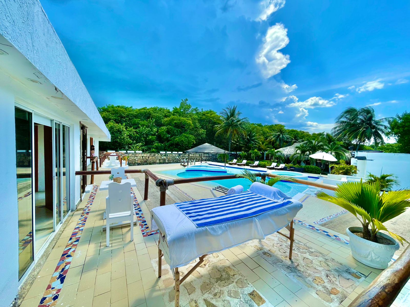 Coastal Bliss: Discover Unmatched Luxury at Our Exclusive Beach Residence Cartagena Via al Mar / Descubre el Lujo Inigualable en Nuestra Residencia Exclusiva en la Playa