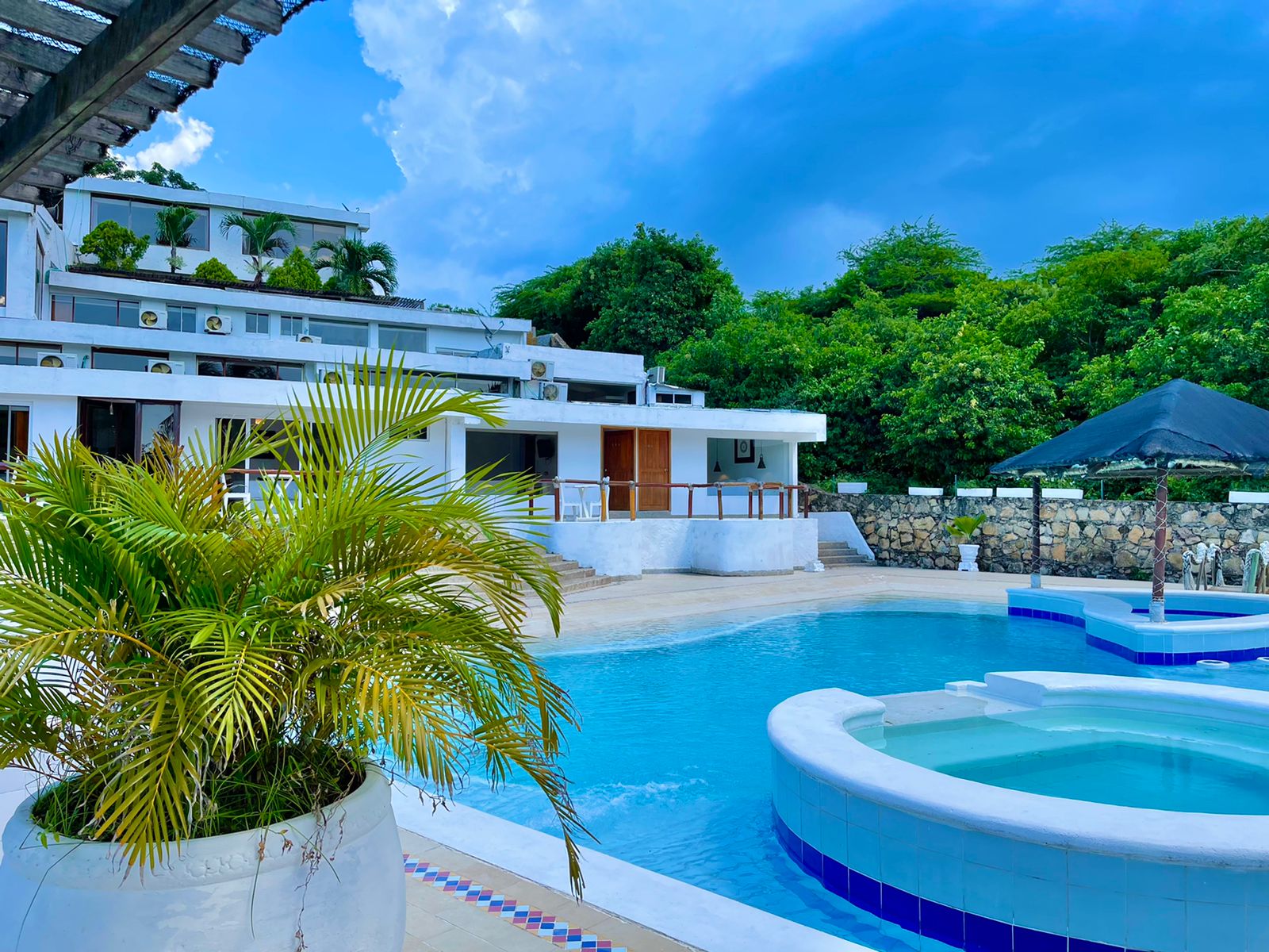 Coastal Bliss: Discover Unmatched Luxury at Our Exclusive Beach Residence Cartagena Via al Mar / Descubre el Lujo Inigualable en Nuestra Residencia Exclusiva en la Playa