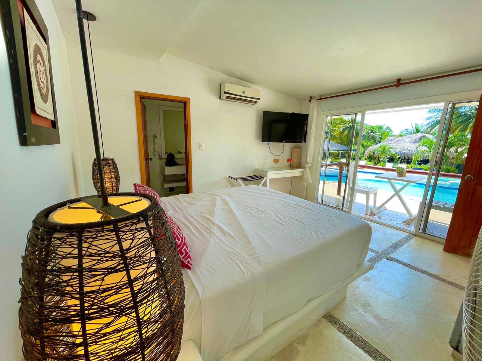 Coastal Bliss: Discover Unmatched Luxury at Our Exclusive Beach Residence Cartagena Via al Mar / Descubre el Lujo Inigualable en Nuestra Residencia Exclusiva en la Playa