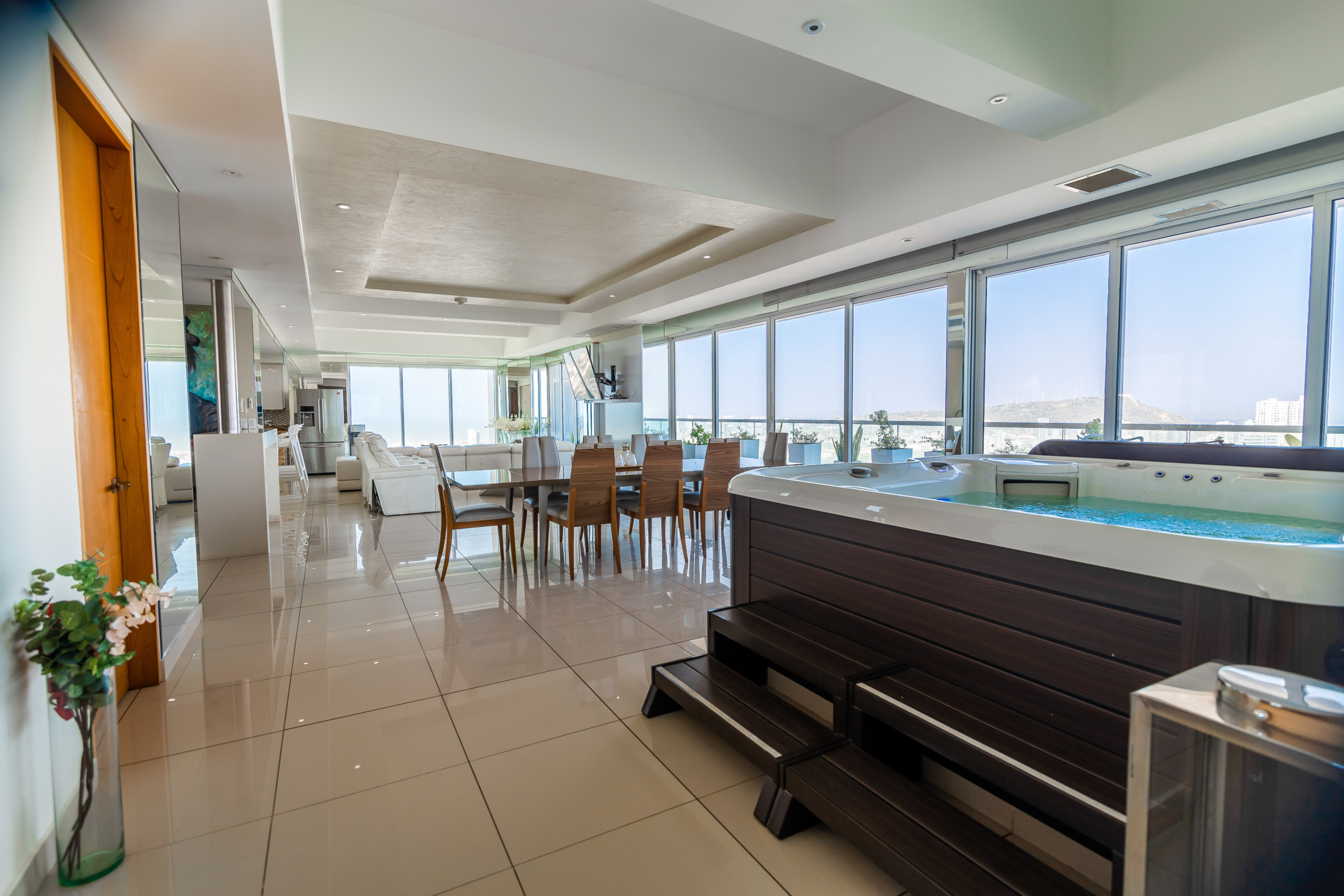 Lujoso Penthouse de 5 Habitaciones en Cartagena | Vistas Panorámicas, Piscina y Más. / Luxury Ascent: Elevate Your Stay at Our Signature Penthouse in Cartagena