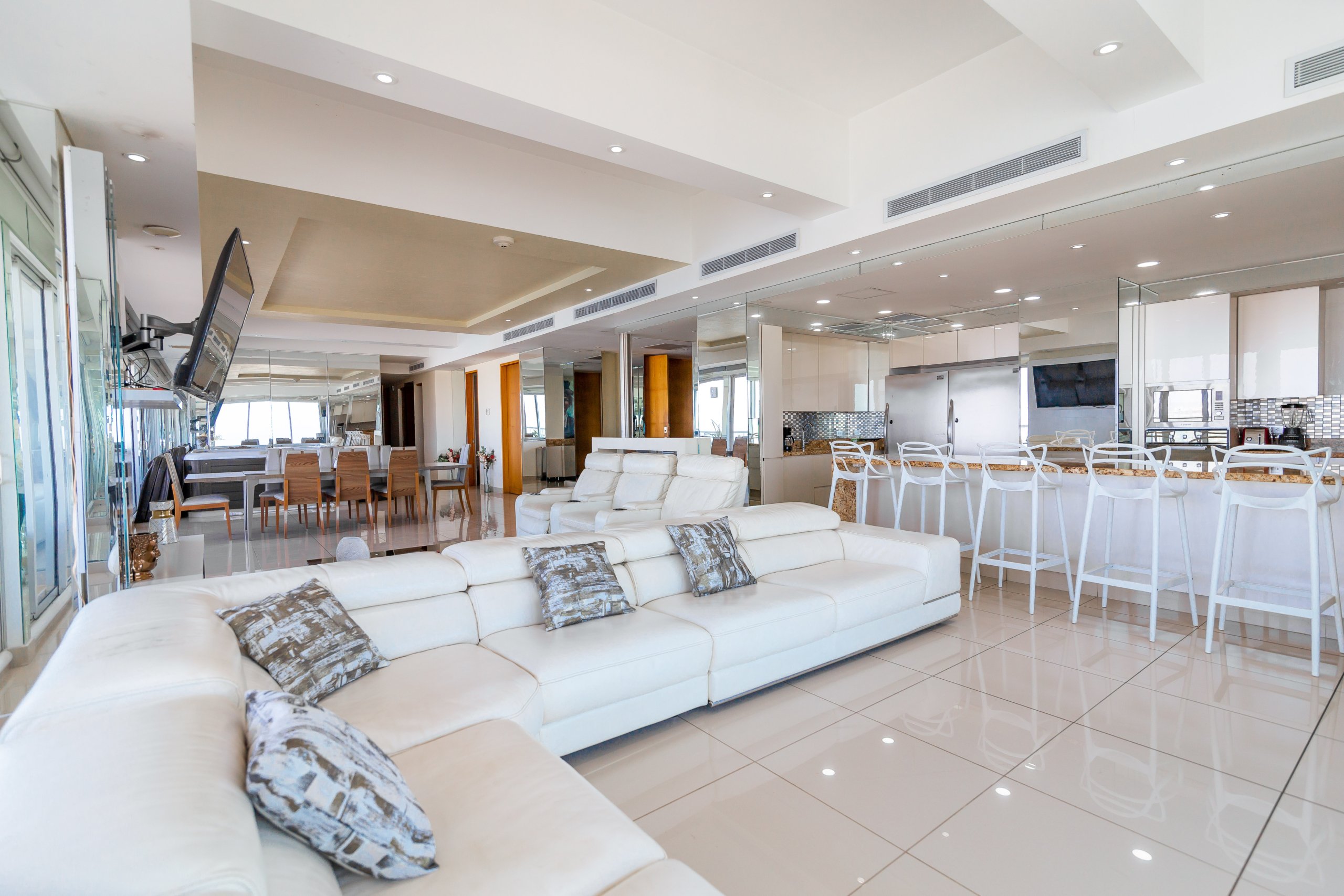 Lujoso Penthouse de 5 Habitaciones en Cartagena | Vistas Panorámicas, Piscina y Más. / Luxury Ascent: Elevate Your Stay at Our Signature Penthouse in Cartagena
