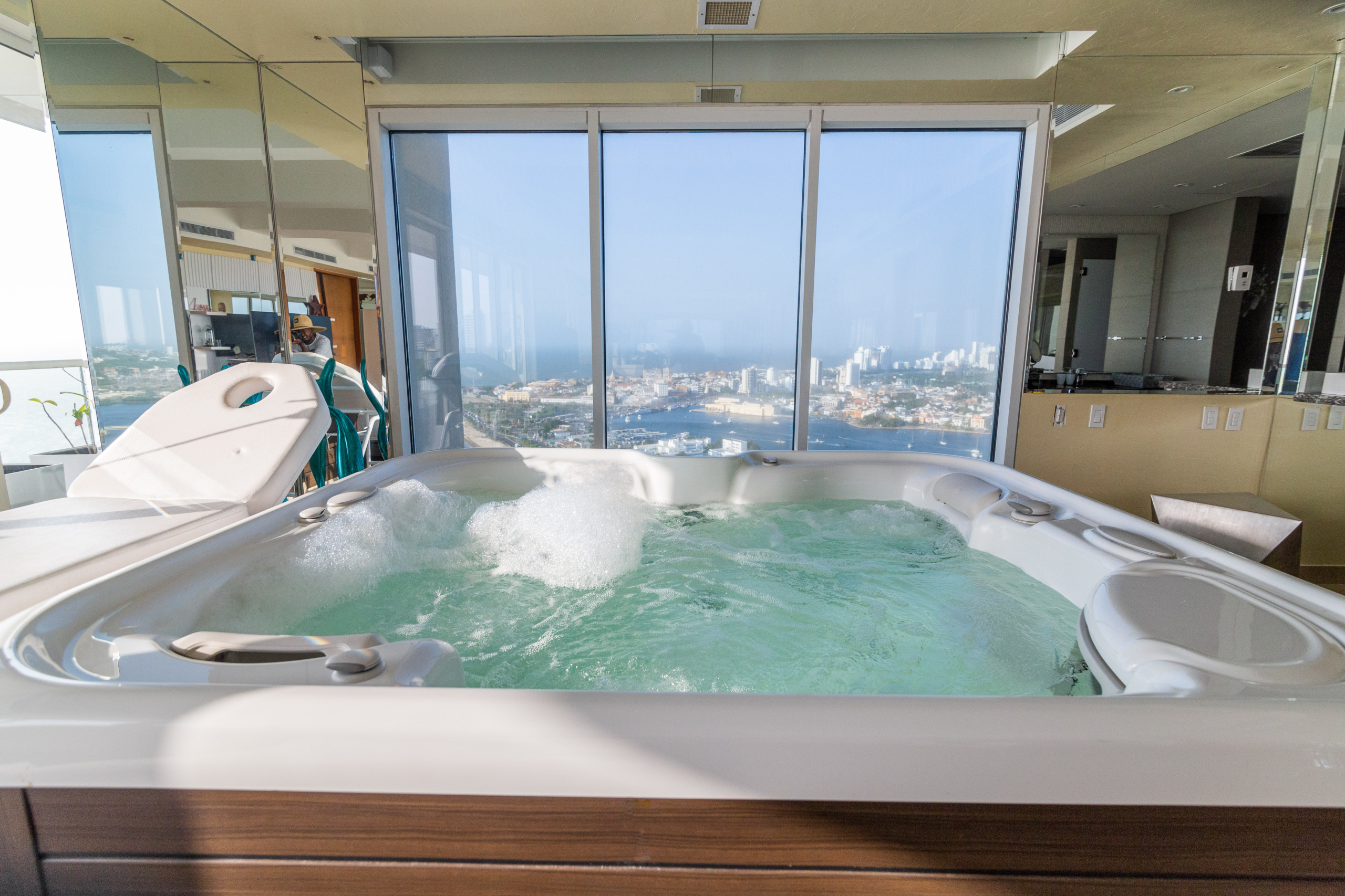 Lujoso Penthouse de 5 Habitaciones en Cartagena | Vistas Panorámicas, Piscina y Más. / Luxury Ascent: Elevate Your Stay at Our Signature Penthouse in Cartagena