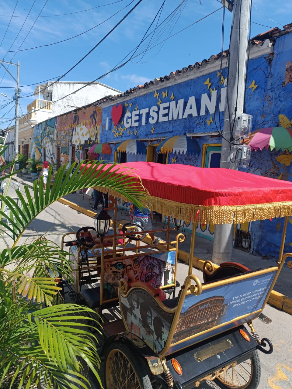 Un recorrido encantadoren coche electronico por Getsemaní y Santo Domingo Descubriendo arte, grafitis y cultura /A delightful electric car tour through Getsemaní and Santo Domingo: Discovering art, graffiti, and culture.