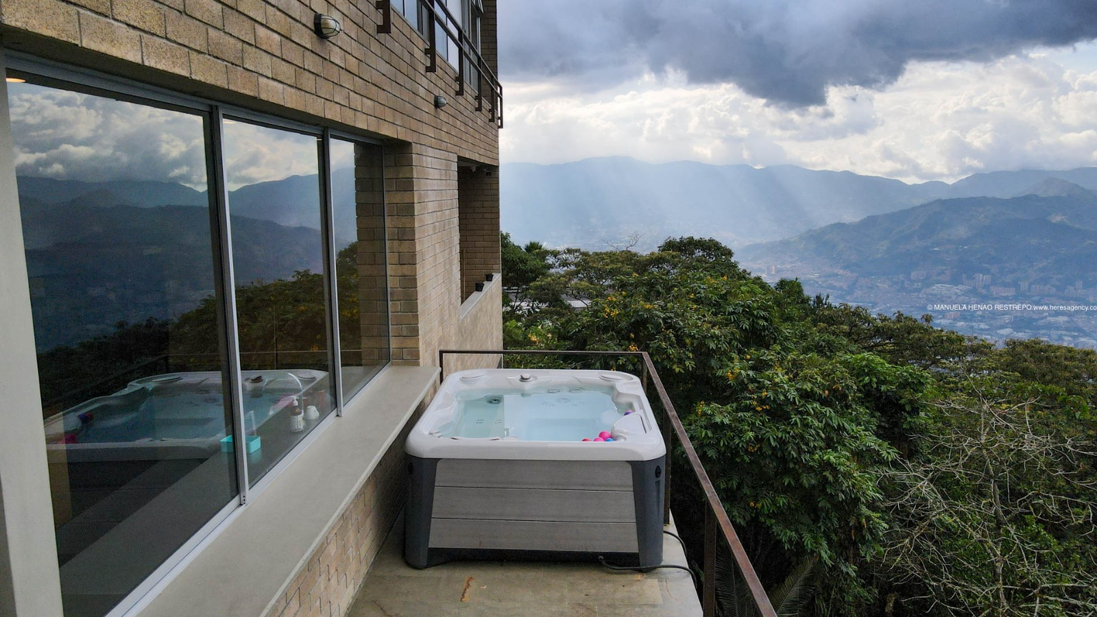 Mansión en Medellín | Oasis Privado con Vistas a la Ciudad y Amenidades de Lujo / Luxurious Mansion in Medellín | Private Oasis with City Views