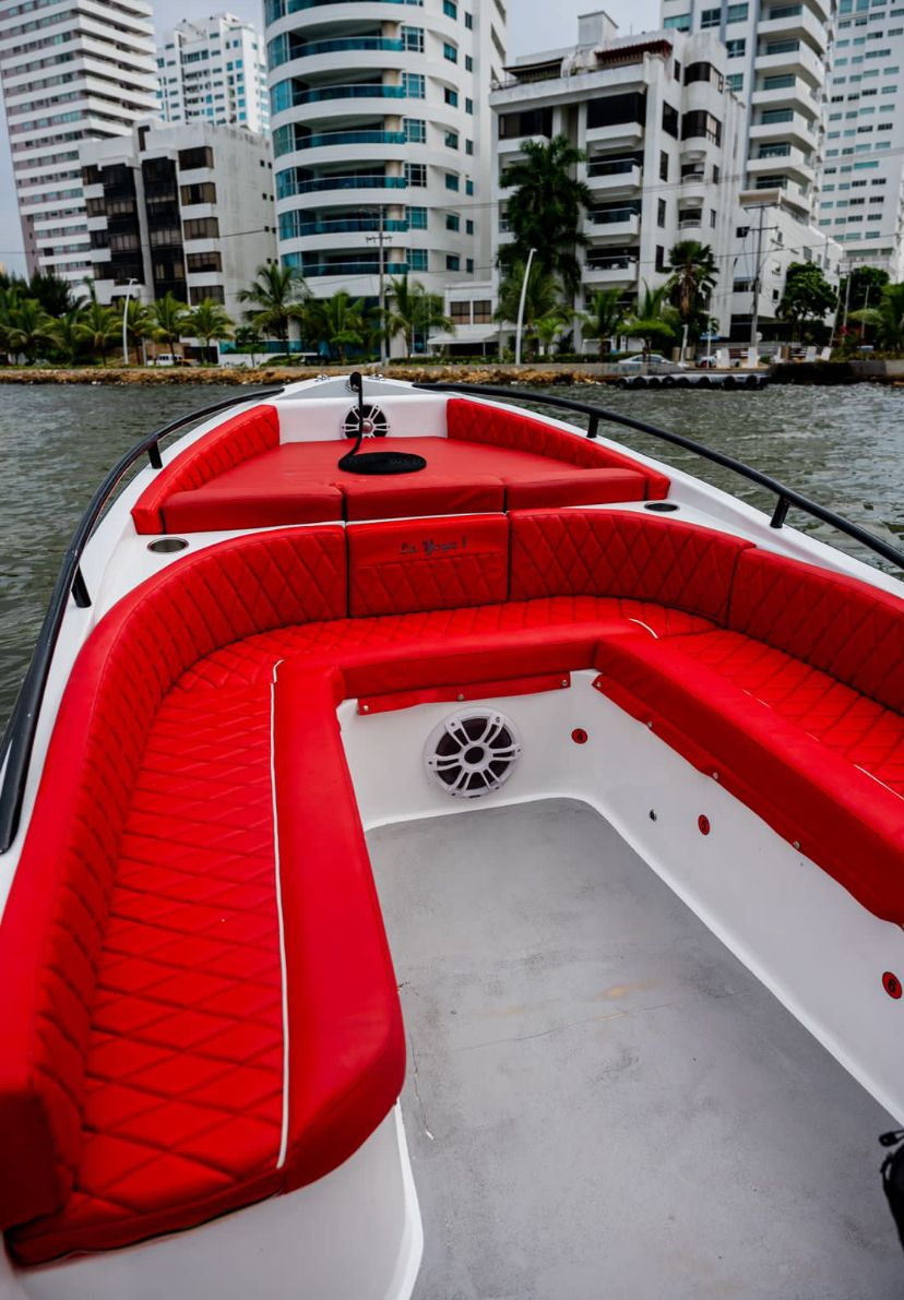 Lancha 27 feet Tu Aventura Económica en Cartagena, Descubre las Islas sin Gastar una Fortuna/ 27-Foot Boat: Your Affordable Adventure in Cartagena, Discover the Islands without Breaking the Bank