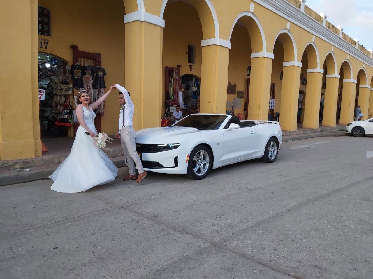 Camaro Convertible Service For Rent / Sorprende en Cartagena Servicio de Camaro Convertible Para Rentar