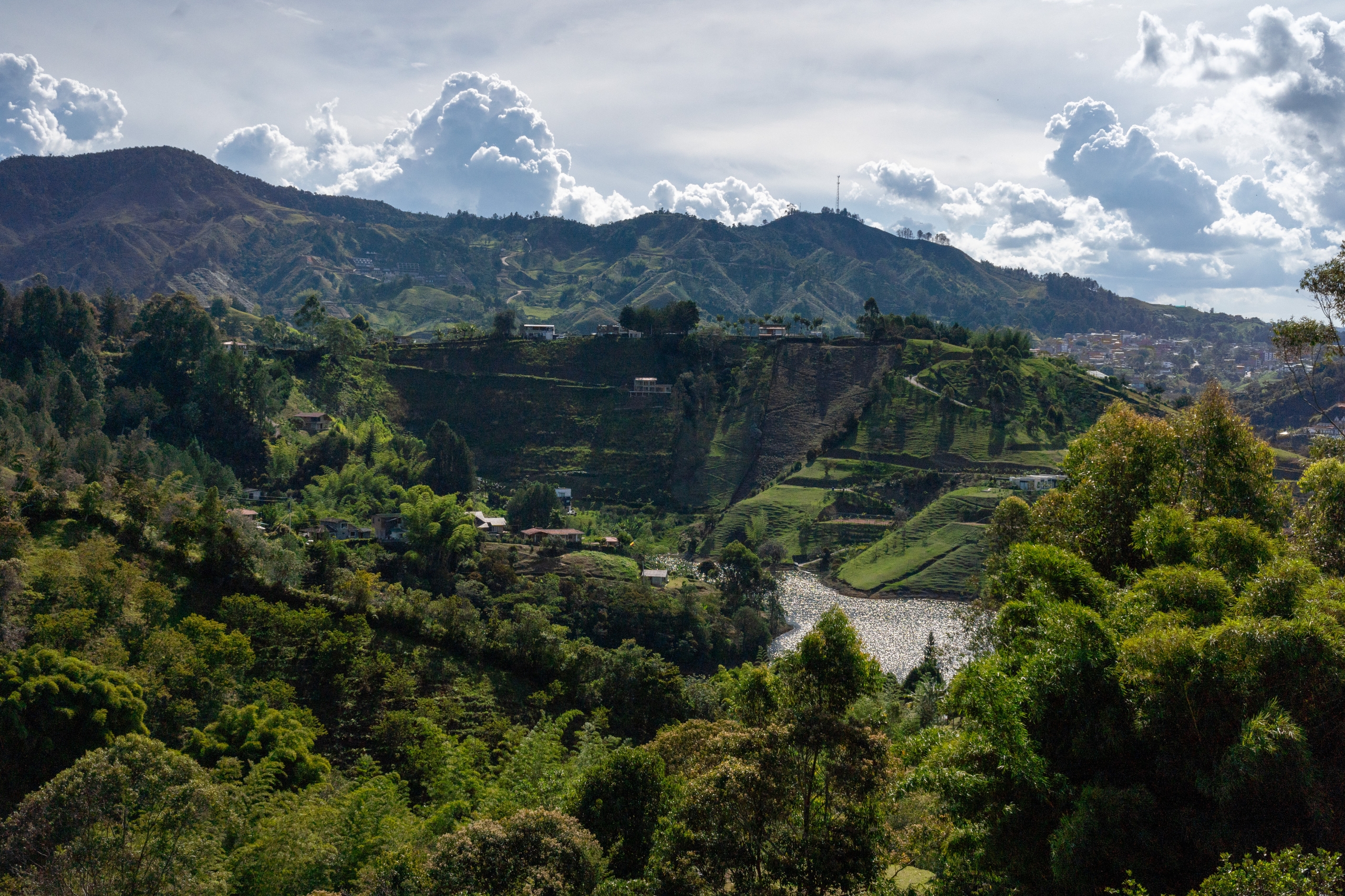 Inversión en Guatapé: Mansión de Lujo con Acceso Directo al Embalse | Casa Premium
