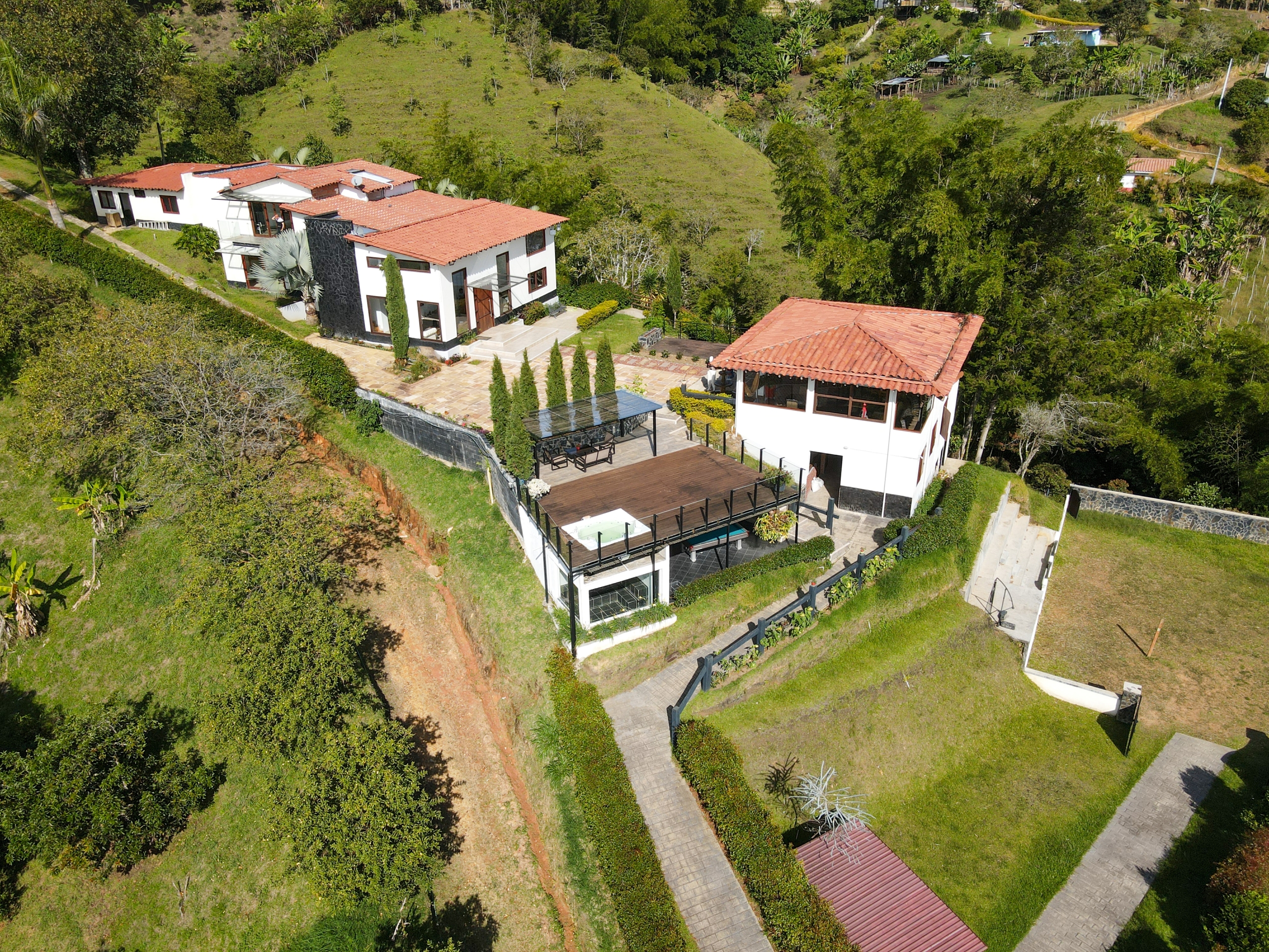 Inversión en Guatapé: Mansión de Lujo con Acceso Directo al Embalse | Casa Premium