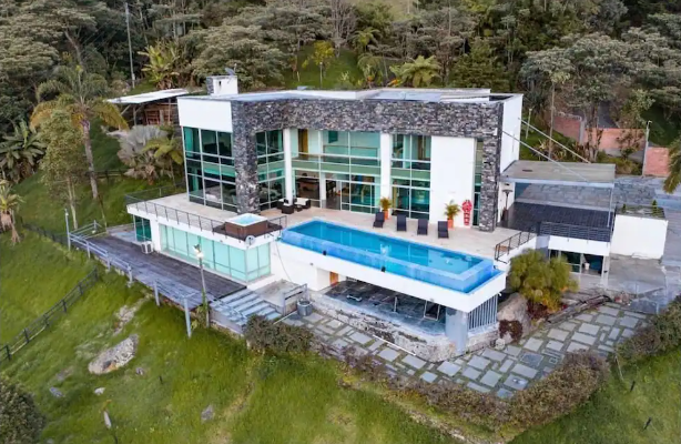 Casa Hollywood 12: La Mansión de Lujo Definitiva en Medellín – Oportunidad Premium de Inversión Inmobiliaria