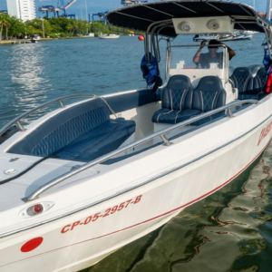 Lancha privada de 28 pies navegando por las Islas del Rosario en Cartagena con capacidad para 10 personas.